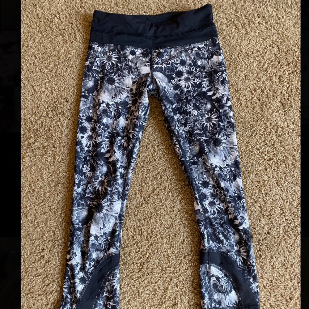 Lulu lemon black & white floral crop